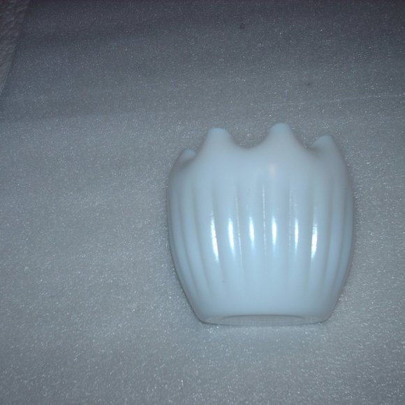 Vintage milk glass vase with fluted rim - Picture 7 of 9